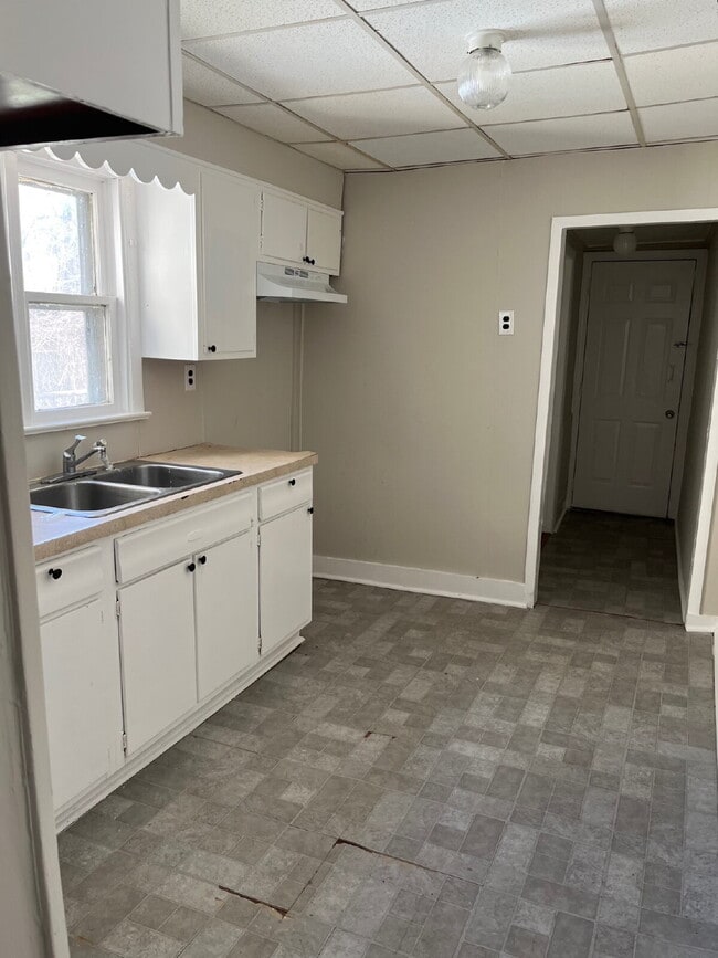 Building Photo - "Charming 1-Bedroom Retreat on North Clint...