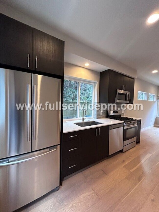 Building Photo - Contemporary 3 BD Mt. Baker Townhome! Location!!