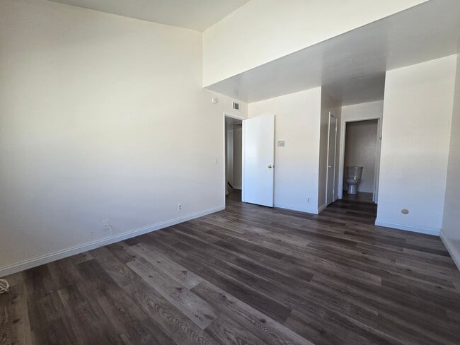 Building Photo - 3 Bedroom 2.5 Bath Town House