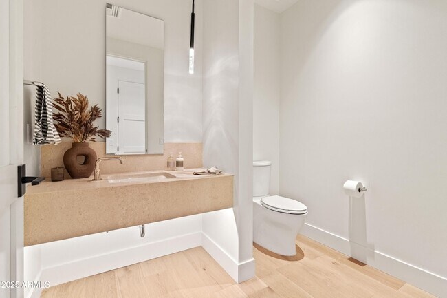 Building Photo - 5000 N Camelback Rdg Dr