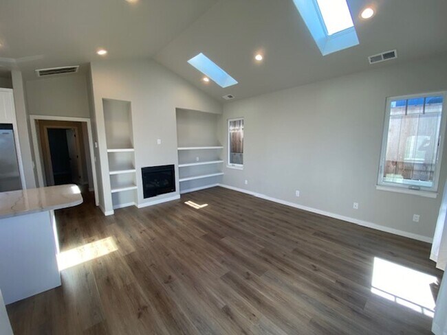 Building Photo - Pacific Grove Cottage!