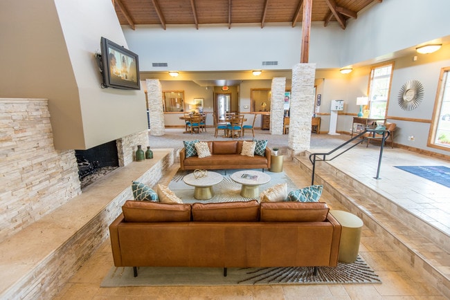 Clubhouse Lounge - Golfside Lake