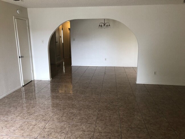 Building Photo - 3 bedroom 2 Bathroom