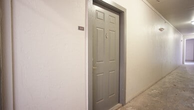 Building Photo - 1/1 in West Campus