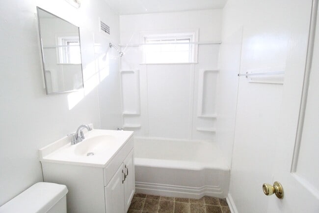Building Photo - October FREE On This 1 Bedroom 1 Bath Dupl...