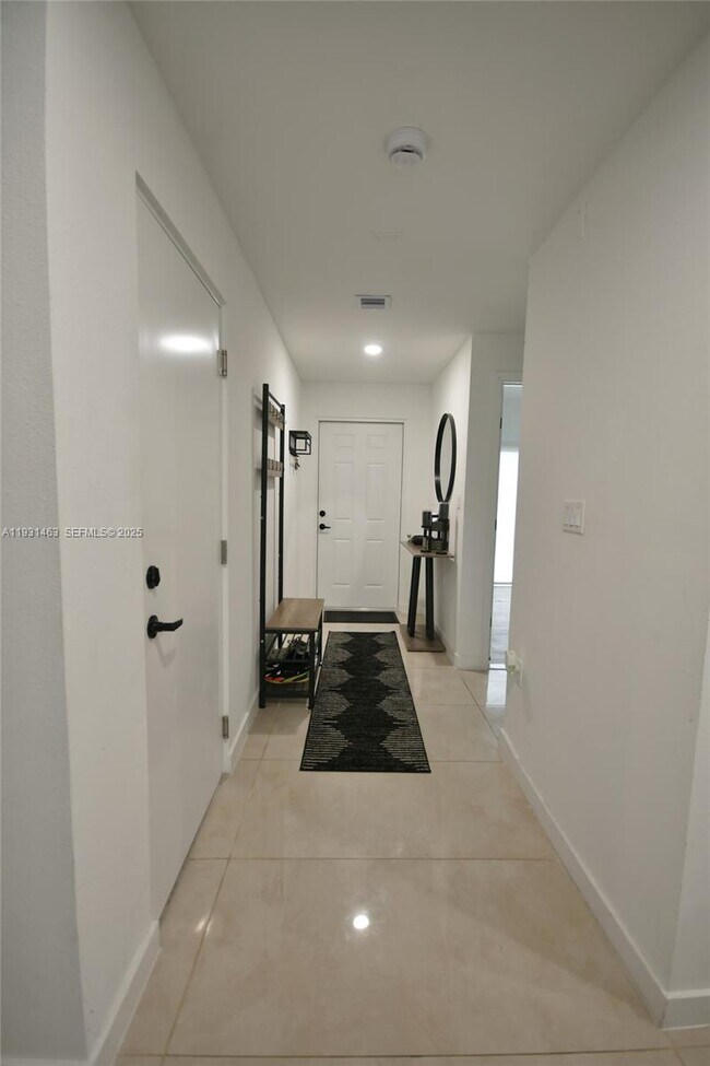 Building Photo - 13390 NW 2nd Ln