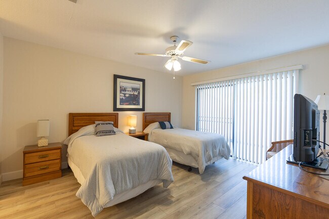 Building Photo - 3303 SE Sandpiper Ct