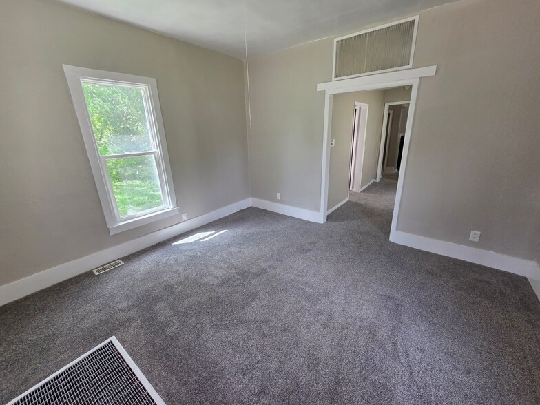 Building Photo - 1046 W Maple Ave