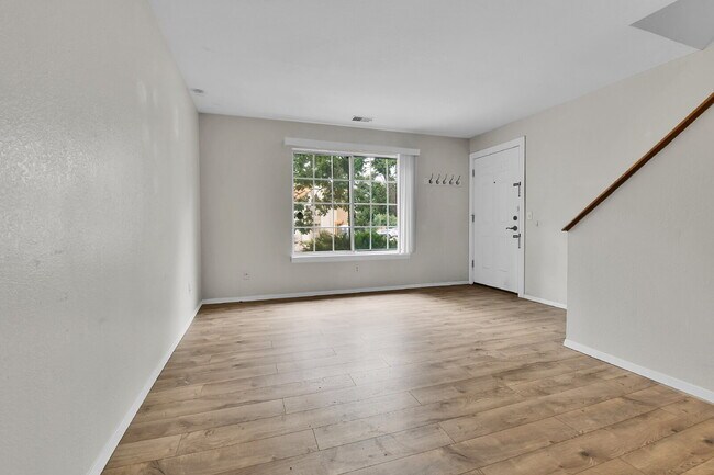 Building Photo - $1,775 - 2 Bed, 2.5 Bath End Unit in Auror...