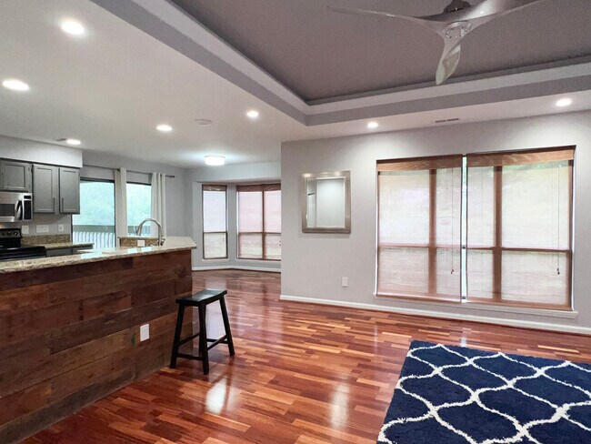 Building Photo - 221 New Kent Pl