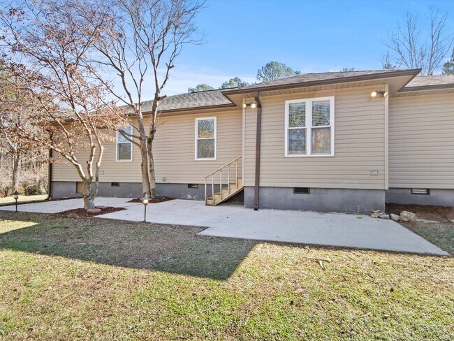 Building Photo - Large lot and close to town.