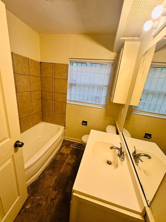 Building Photo - 722 Myrtlewood Dr