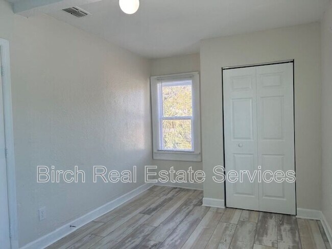 Building Photo - 837 10th Ave N