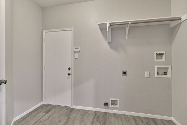 Building Photo - 25 Scarlet Woods Ct