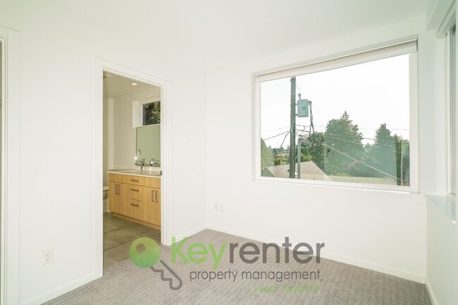 Building Photo - Luxury 3-Bedroom Apartment with Rooftop De...