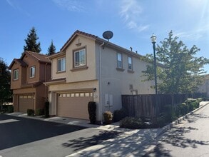 Building Photo - MODERN NEWER 3 BEDROOM 2 STORY FAIRFIELD *...
