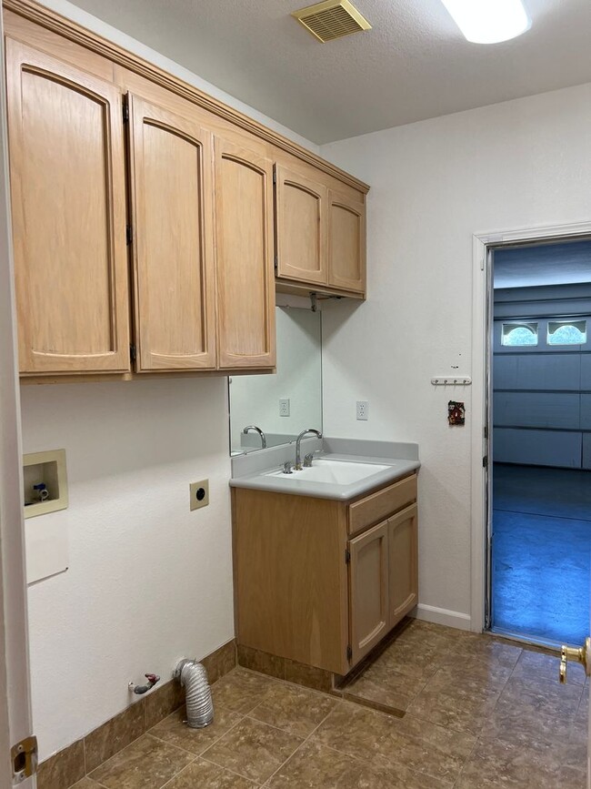 Building Photo - Beautiful 3-Bedroom, 2-Bath Single-Story Home