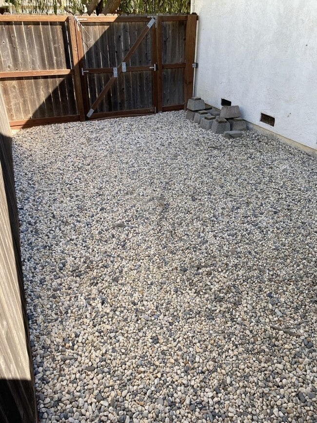 Building Photo - Beautiful 3 Bedroom 2 Bath w/ Large Fenced in Backyard