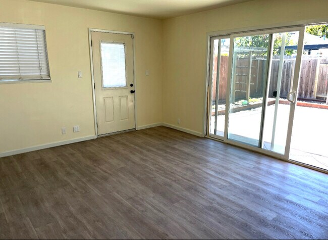 Building Photo - 986 Pope Way