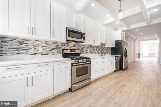 Primary Photo - 71X Dolphin St