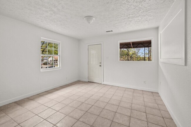 Building Photo - Move-in Special: Receive a $300 gas card with approved application and signed lease.-253 John Mor...