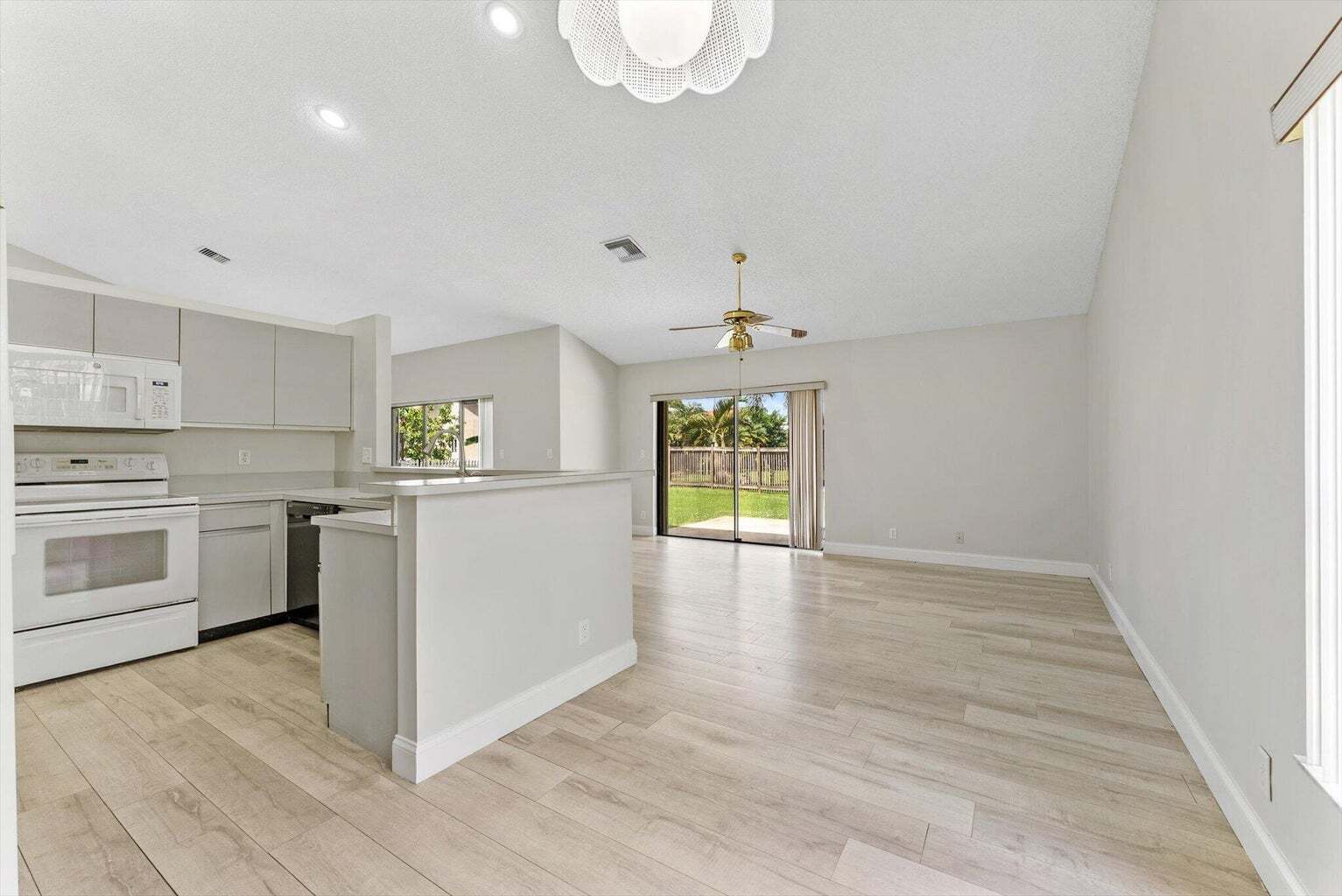Building Photo - 5809 Sun Pointe Cir
