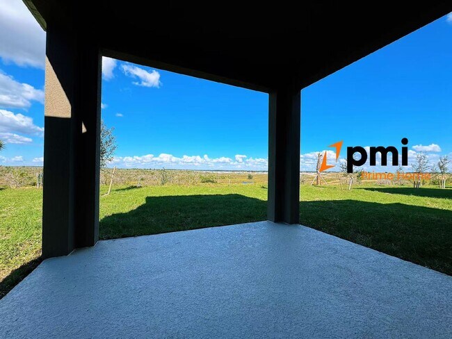 Building Photo - "Stunning 4-Bed Home with 2.5 Baths & Spac...