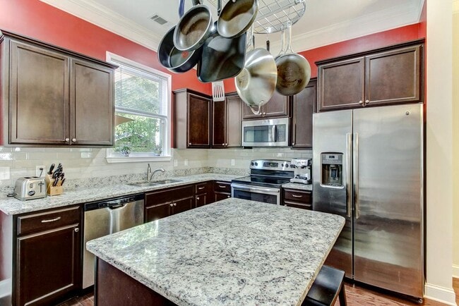Building Photo - Furnsihed 3 bed 2.5 bath on 31st Street