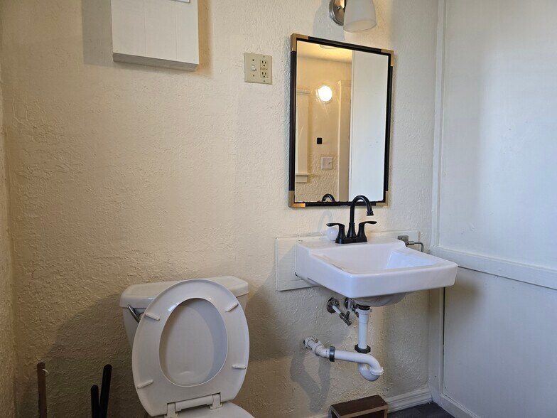 Building Photo - 1134 S Linden Ave