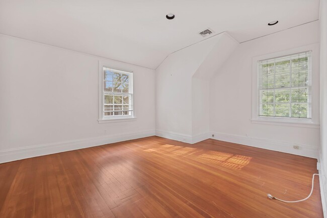 Building Photo - 90 Greenacres Ave