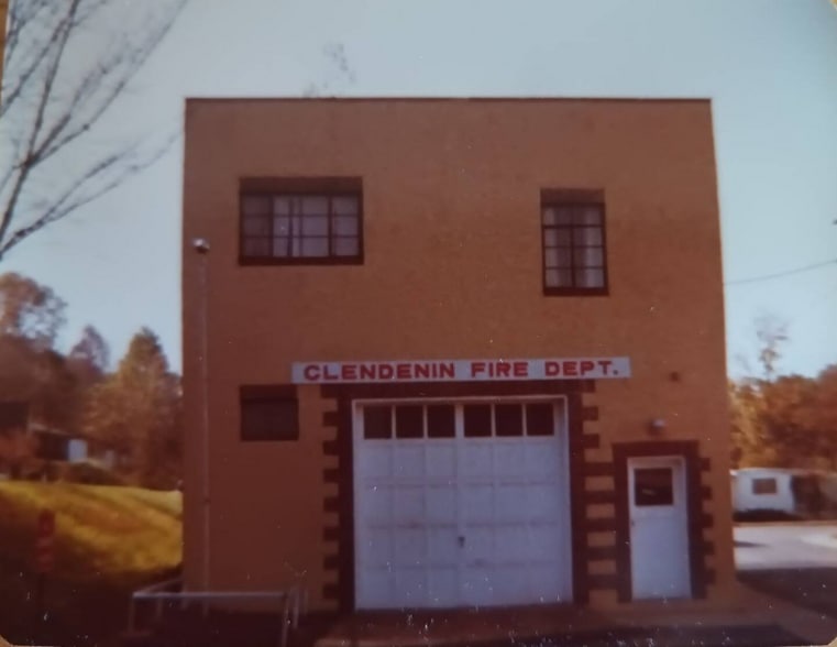 Building Photo - 305 Maywood Ave W