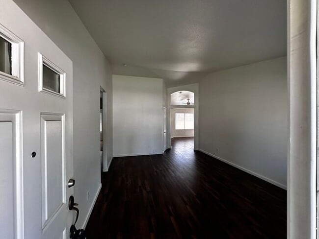 Building Photo - 3 Bedroom 2 Bath House with Amazing Rosevi...