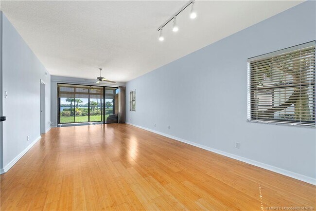 Building Photo - 6122 SE Landing Way