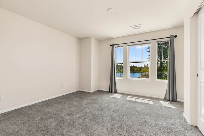 Building Photo - Silver Lake Townhome with Two Ensuite Bedrooms