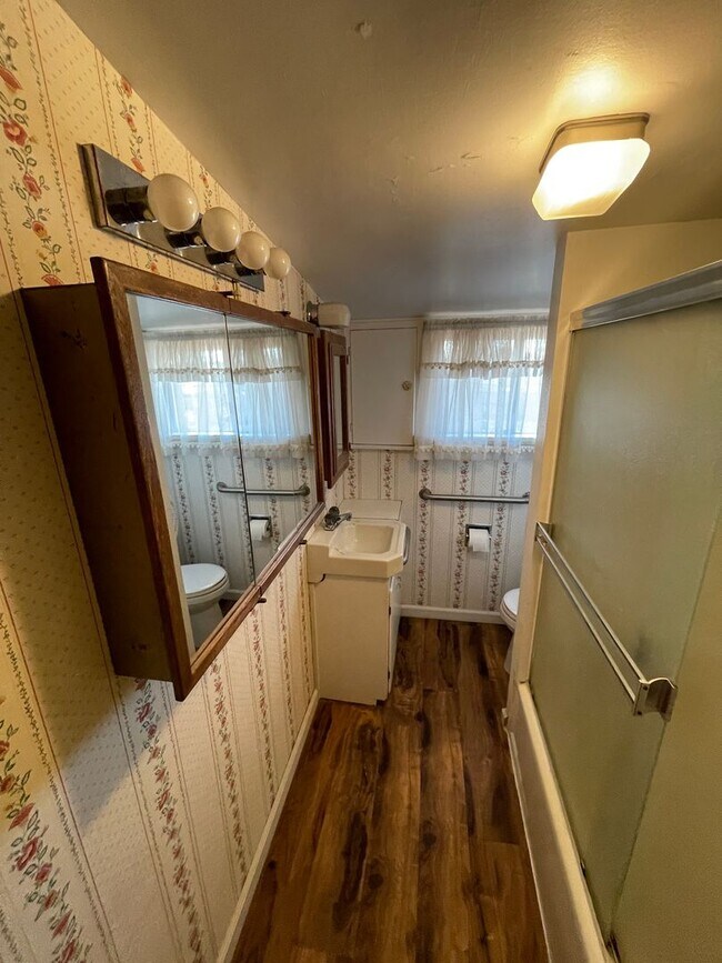 Building Photo - Paradise 3 bedroom 2 1/2 bath, large home, shop, natural landscaping.