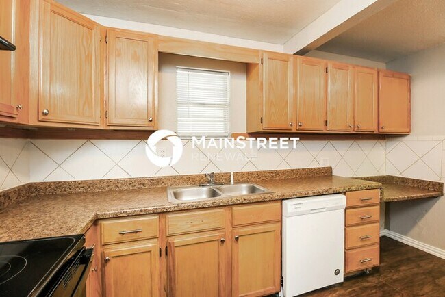 Building Photo - 4 Bedroom Pet-Friendly Home in MIDWEST CIT...