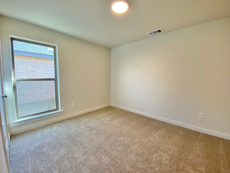 Building Photo - 2902 Farmhouse Ave
