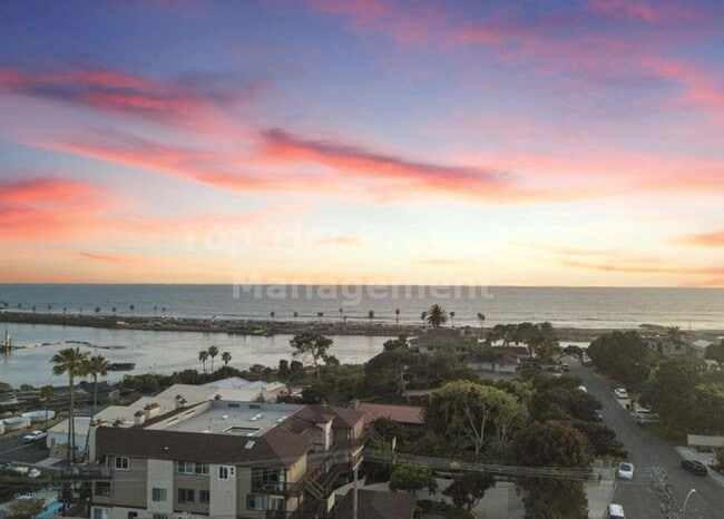 Building Photo - **Beautiful, Fully-Furnished 2 bed / 2.5 b...