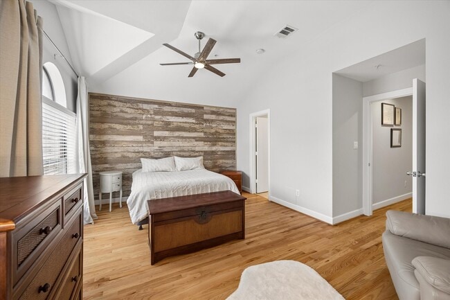 Building Photo - 8715 Meadowcroft Dr