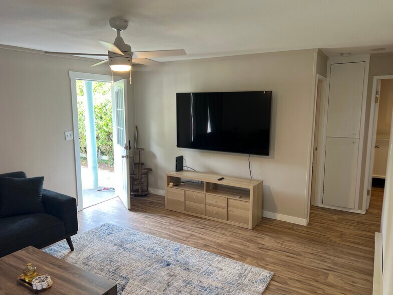 Building Photo - 5212 NE 62nd Ave