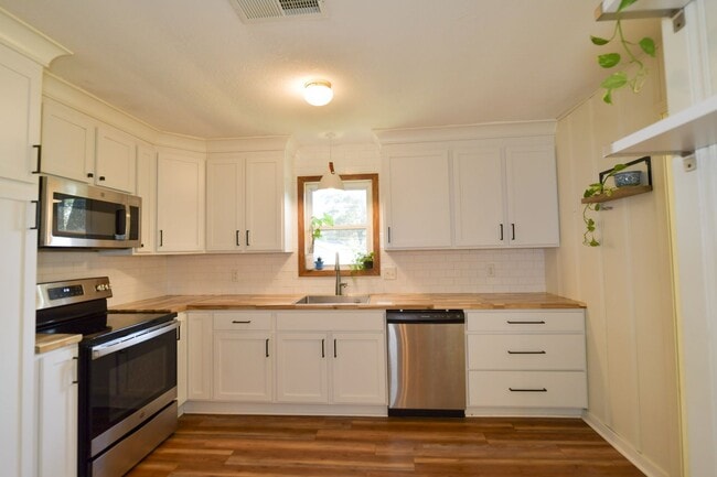 Building Photo - 2125 Hairston St