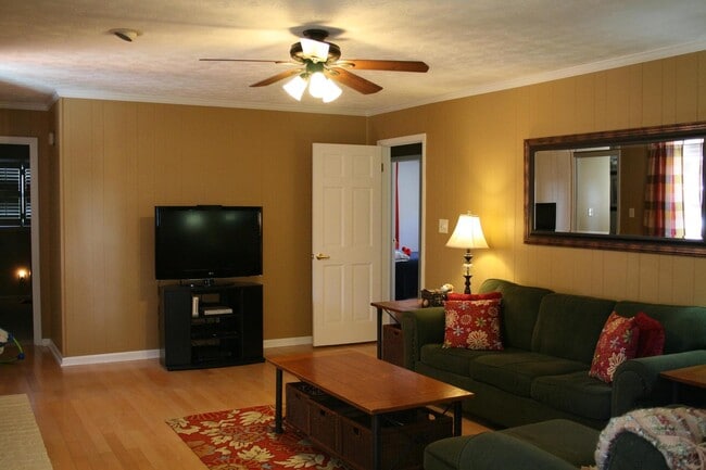 Building Photo - **ASK HOW YOU CAN MOVE IN WITH NO SEC. DEP.**105 Timberlane Trl: 3BD, 2BA brick ranch on level lo...