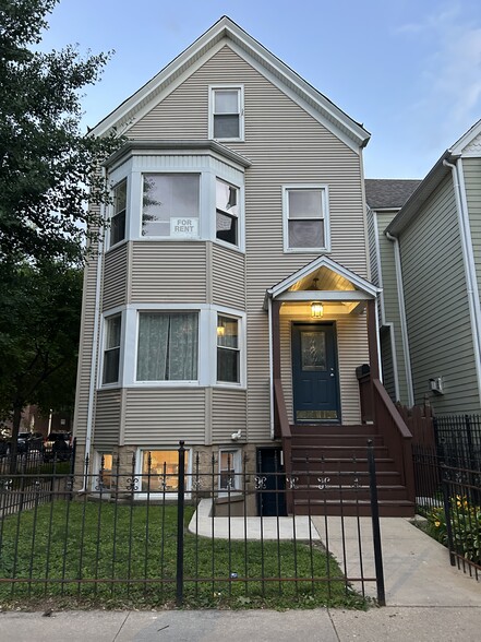 Building Photo - 2101 W Montrose Ave