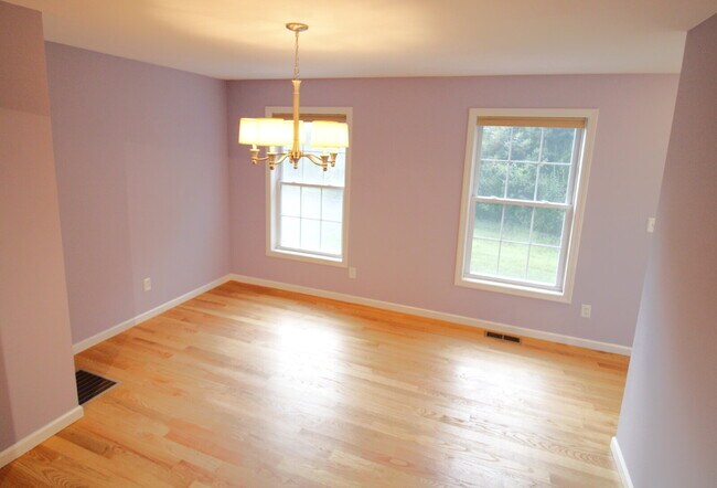 Building Photo - Privacy, Space, and Modern Comfort in Salem