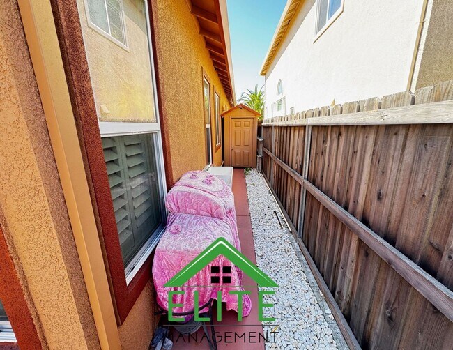 Building Photo - This Home offers a harmonious blend of com...