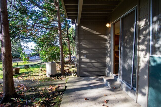 Building Photo - Spacious 2-Bed/2-Bath with Patio in Cedar Hills!!