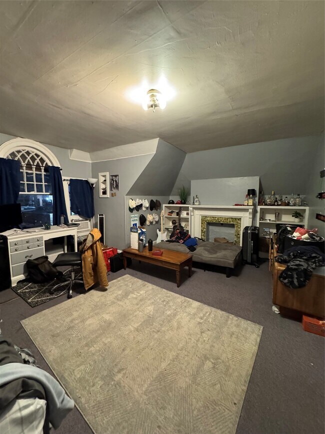 Building Photo - 121 Oak St