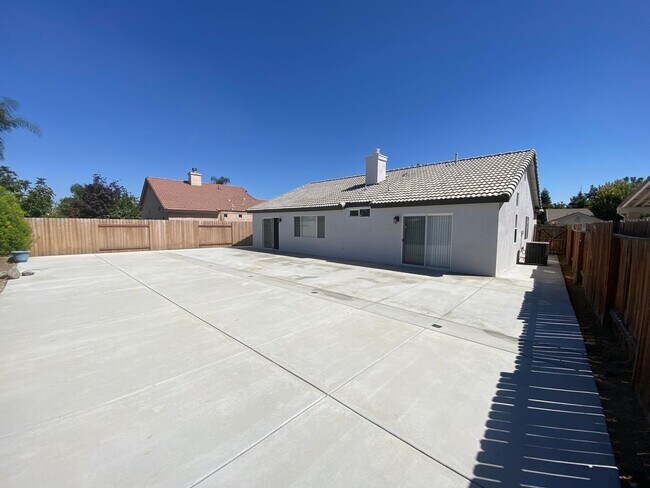 Building Photo - Silver Creek Beauty