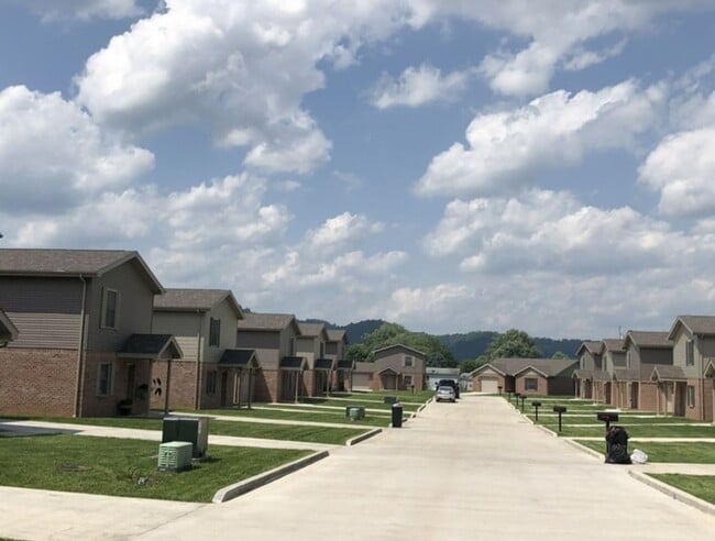 Building Photo - Jaedra View 3 BR Market