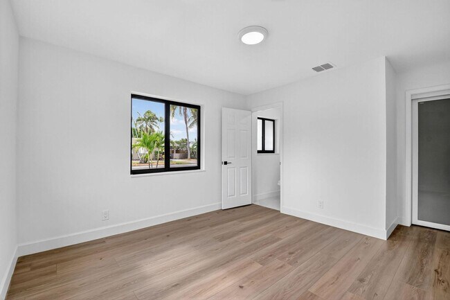 Building Photo - 143 SE 27th Way